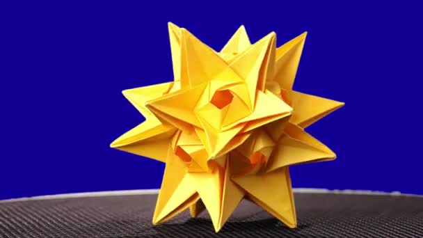 Prachtig gevouwen kusudama figuur. — Stockvideo