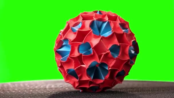 Creative origami míč na zelené obrazovce. — Stock video