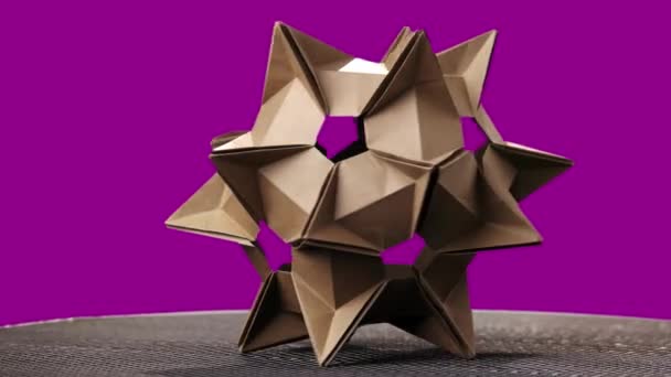 Stekelige origami figuur op kleurrijke achtergrond. — Stockvideo