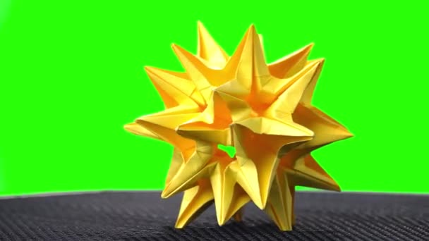 Estrela de origami cravada na tela verde . — Vídeo de Stock