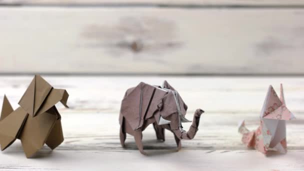 Sada origami zvířata na dřevěné pozadí. — Stock video