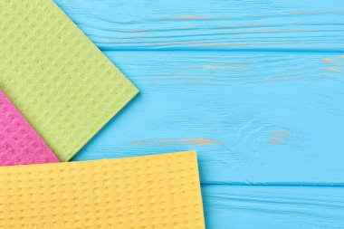 Mutfak peçete mavi ahşap zemin üzerine.