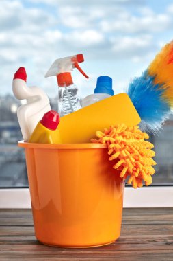 Temizlik ürünleri ile sarı kova.