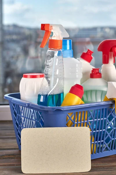 Detergenty do domu i biura w koszyku. — Zdjęcie stockowe