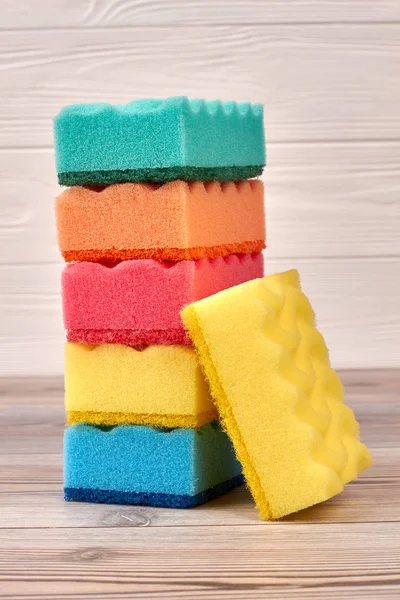 Pilha de esponjas de cozinha coloridas . — Fotografia de Stock