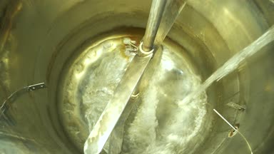 Üstten Görünüm bira tank fillilng su ile.