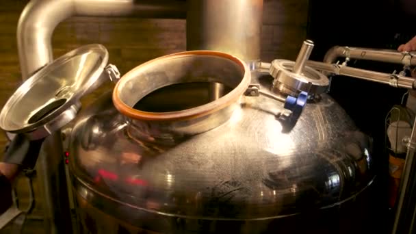 Рабочий закрывает пивоваренный чайник . — стоковое видео
