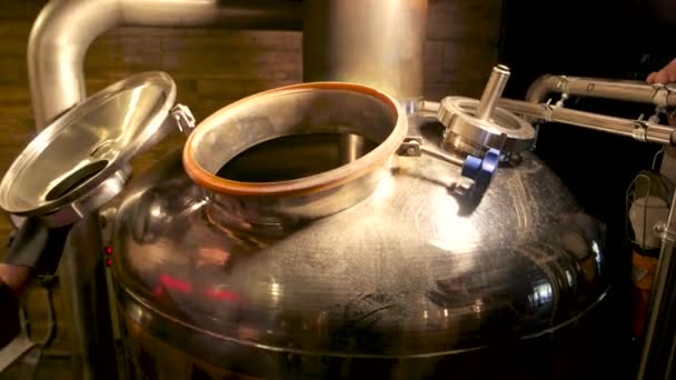 Werknemer sluiten van brouwerij waterkoker. — Stockvideo