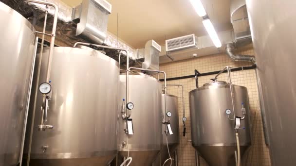 Apparatuur voor de bierproductie van, privé brouwerij. — Stockvideo