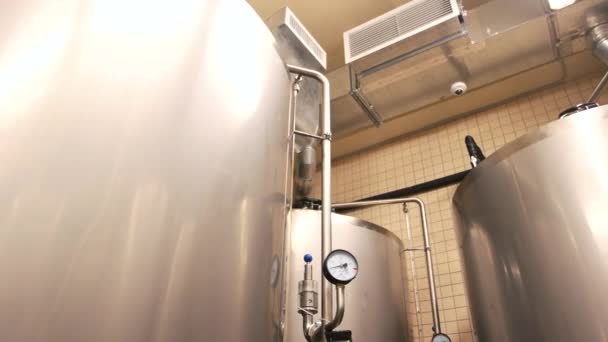 Закрыть резервуары на складе пивоваренного завода . — стоковое видео