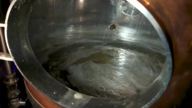 Dönen köpüklü su içinde bira tank.