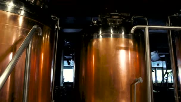 Chaleiras de cerveja de cobre . — Vídeo de Stock