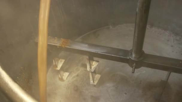 Процесс приготовления пива в пивоваренном резервуаре. — стоковое видео