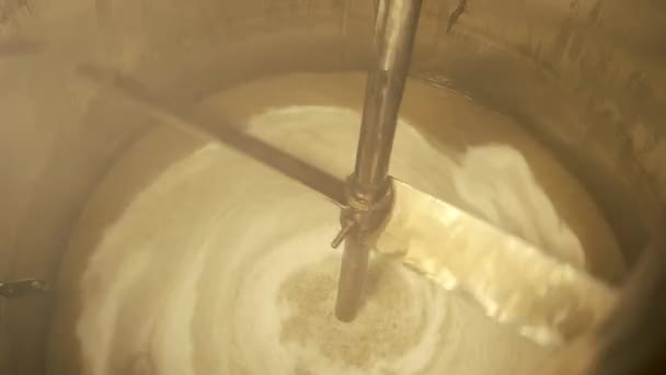 Ζυθοποιείο μίξερ βαρέλι στο κίνησης εργοστάσιο μπύρας. — Αρχείο Βίντεο