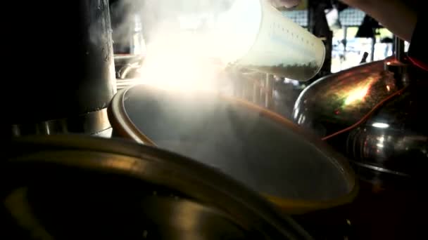 Saupoudrer de grains dans la bouilloire de brasserie fumante . — Video