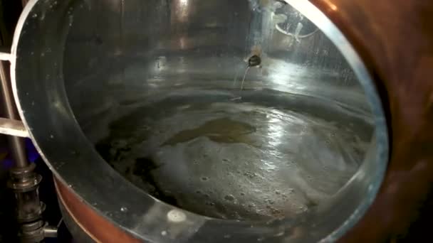 Virvlande skummande vatten i bryggeriet tank. — Stockvideo