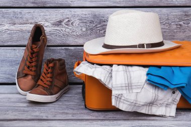 Çanta, Ayakkabı ve hasır şapka dolu.