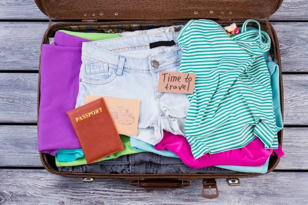 Suitcase packed with folded clothes and accessories. — Stock Photo, Image