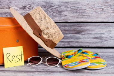 Kadın yaz kıyafeti aksesuarları.