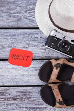 Seyahat ve geri kalan öğeleri düz yatıyordu.