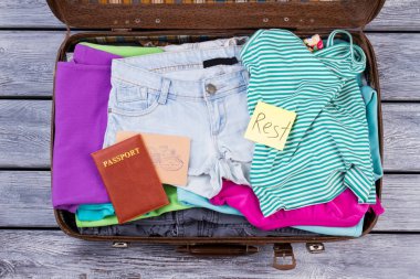 Bayan giyim ve aksesuarları.