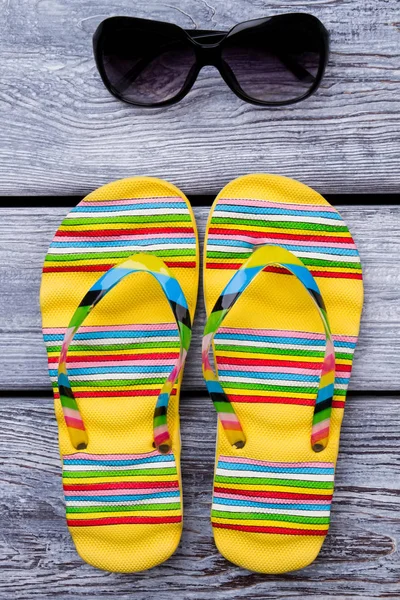 Gelbe Flip Flops und Sonnenbrille. — Stockfoto