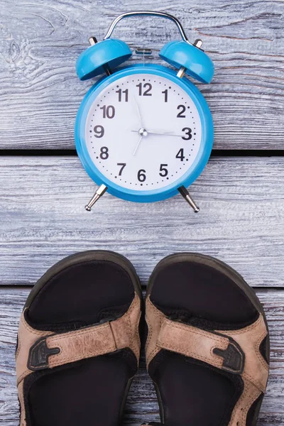 Sommar sandaler och väckarklocka. — Stockfoto