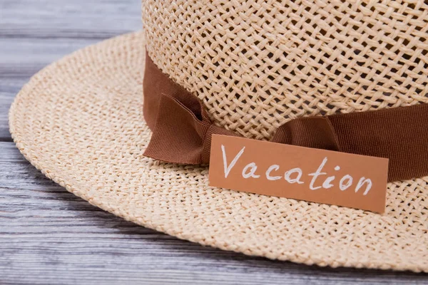 Ψάθινο καπέλο για διακοπές, κοντινό πλάνο. — Φωτογραφία Αρχείου