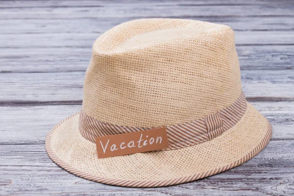 Béžová slaměný klobouk pro dovolenou. — Stock fotografie