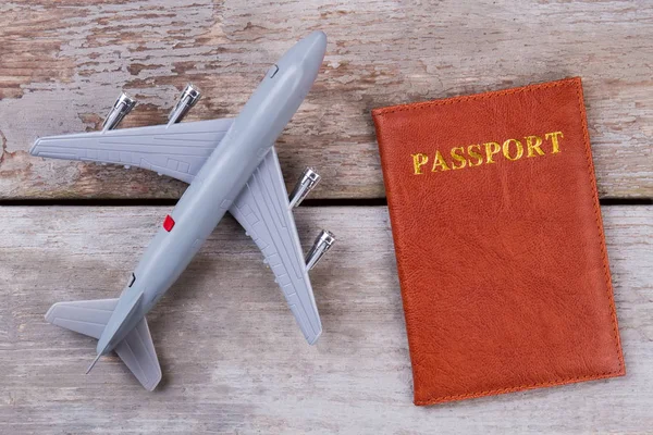 Avião de brinquedo e passaporte flat lay . — Fotografia de Stock