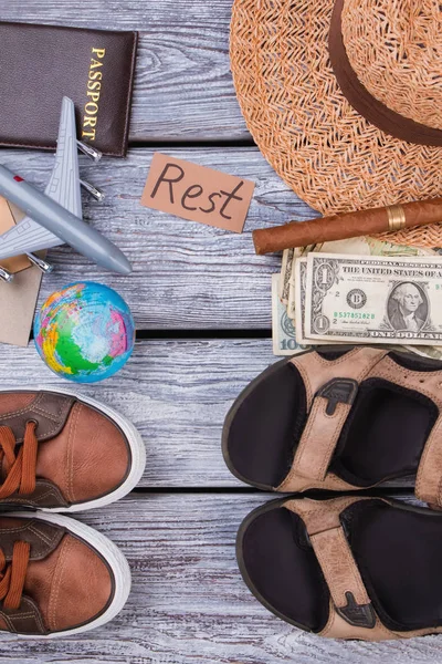 Rest and travel attributes on wooden table. — Stock Photo, Image