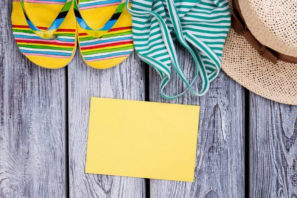 Κενό κίτρινο χαρτί για copyspace και το καλοκαίρι ρούχα. — Φωτογραφία Αρχείου