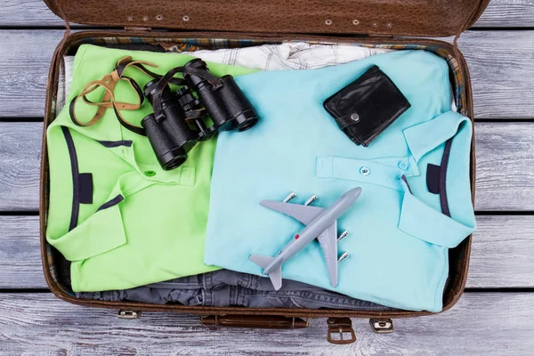 折り畳まれた服やアクセサリーとスーツケース. — ストック写真