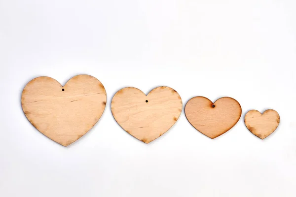 Fila de cortes en forma de corazón de madera . — Foto de Stock