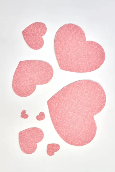 Roze papieren harten op witte achtergrond. — Stockfoto