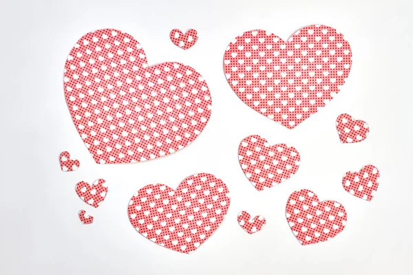Verscheidenheid aan papier hartjes op witte achtergrond. — Stockfoto