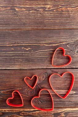 Kalpler dekorasyon ahşap arka plan üzerinde.