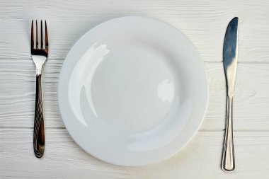 boş tabak, çatal ve bıçak.