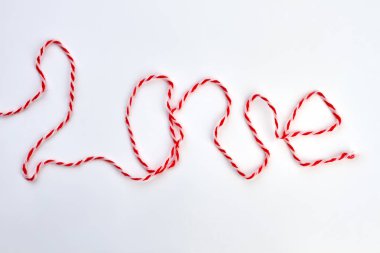 Beyaz arka plan iş parçacığında gelen kelime aşk.