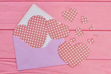 Kağıt kalp renkli zarf.