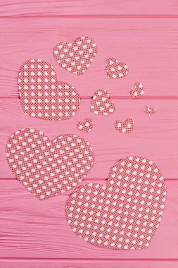 Ahşap arka plan ile kağıt Kalpler, üstten görünüm.