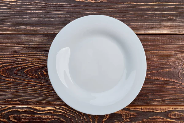 Белая пустая тарелка, вид сверху . — стоковое фото
