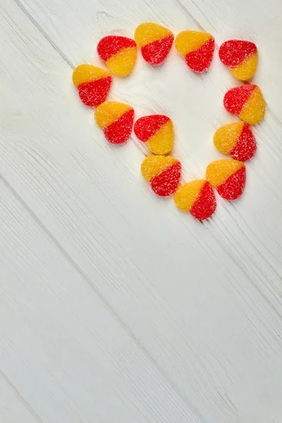 Νόστιμο ζαχαρούχα καραμέλες σχηματίζοντας σχήμα της καρδιάς. — Φωτογραφία Αρχείου