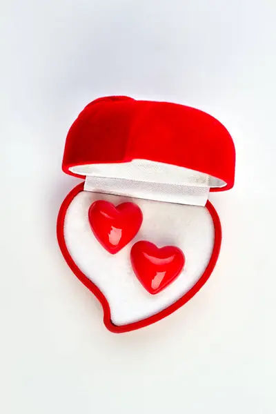 Herzförmige Samtbox mit dekorativen Herzen. — Stockfoto