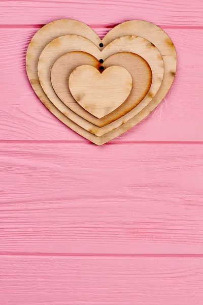 Corazones de madera contrachapada en blanco estilo retro . — Foto de Stock