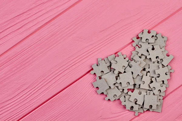 Forme de coeur à partir de puzzles en carton . — Photo