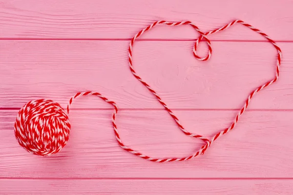Forma del corazón a partir del hilo de lana rojo . — Foto de Stock