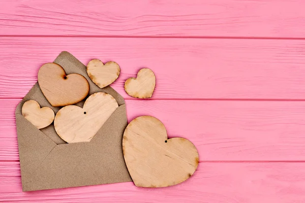 Corazones de madera contrachapada, envlope y espacio de copia . —  Fotos de Stock