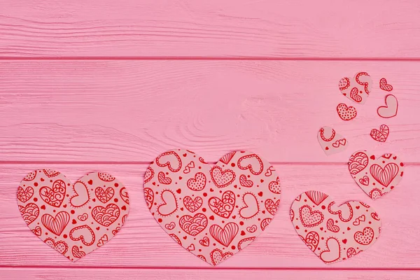 Valentinstag Hintergrund mit Papierherzen. — Stockfoto