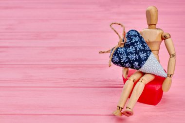 Kalp, kopya alanı insan ahşap kukla.